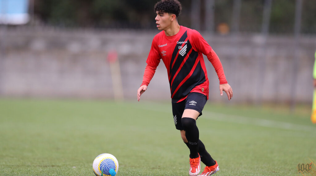 lronardo cerci at paranaense altura: Una Promesa de 15 Años en el Fútbol Brasileño lronardo cerci at paranaense altura